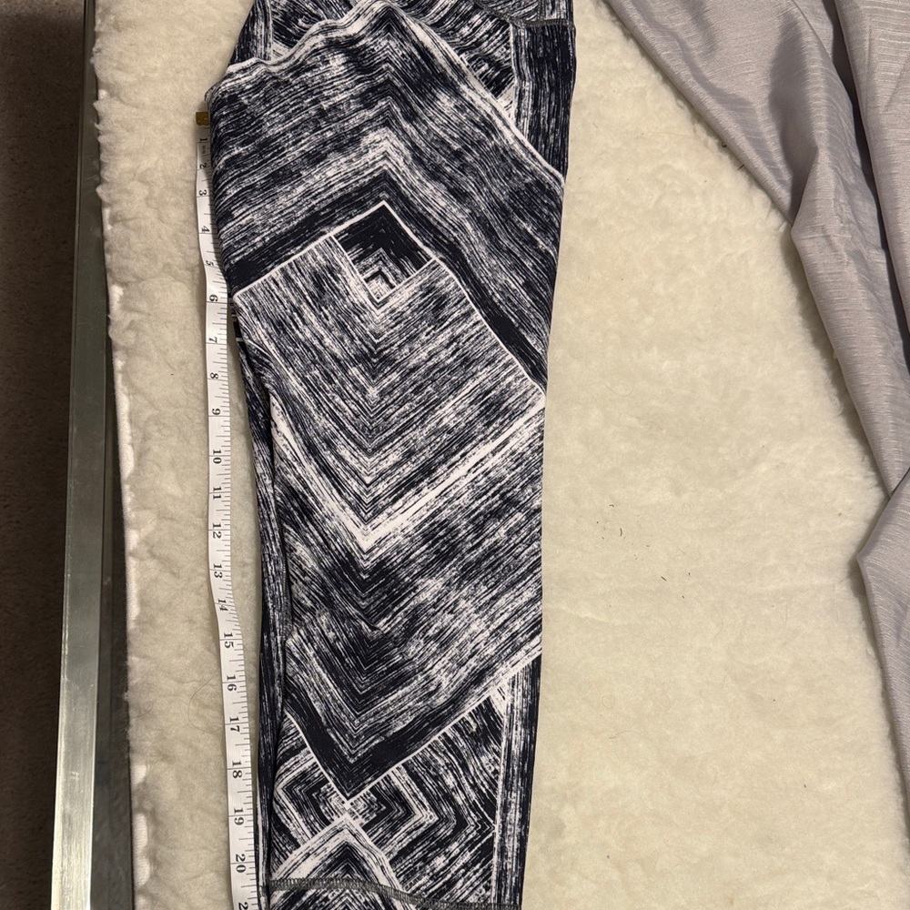 lululemon athletica Black and White Patterned Leggings 21 ‘’ length